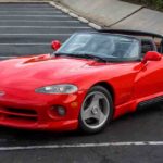 El Dodge Viper RT/10 es un superdeportivo estadounidense con motor V10, sin ayudas electrónicas y una conducción pura y exigente.