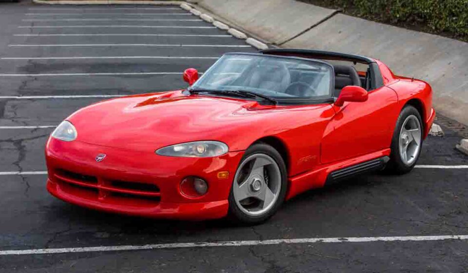El Dodge Viper RT/10 es un superdeportivo estadounidense con motor V10, sin ayudas electrónicas y una conducción pura y exigente.