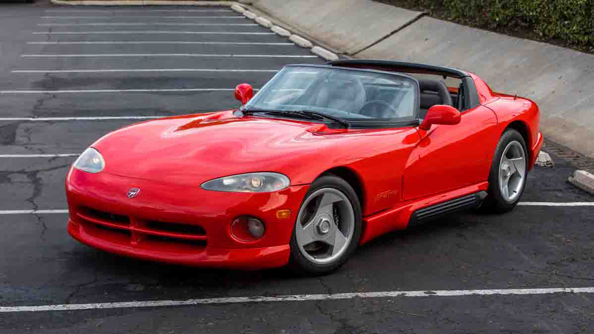 El Dodge Viper RT/10 es un superdeportivo estadounidense con motor V10, sin ayudas electrónicas y una conducción pura y exigente.