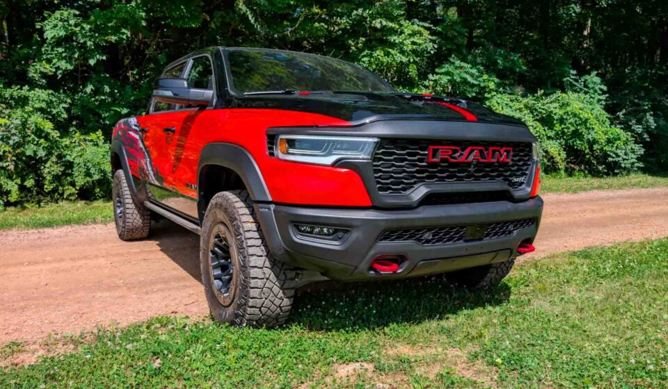 La Ram TRX 2027 regresa con un motor V8 supercargado de 777 hp, capacidades off-road extremas y un enfoque total en el desempeño.