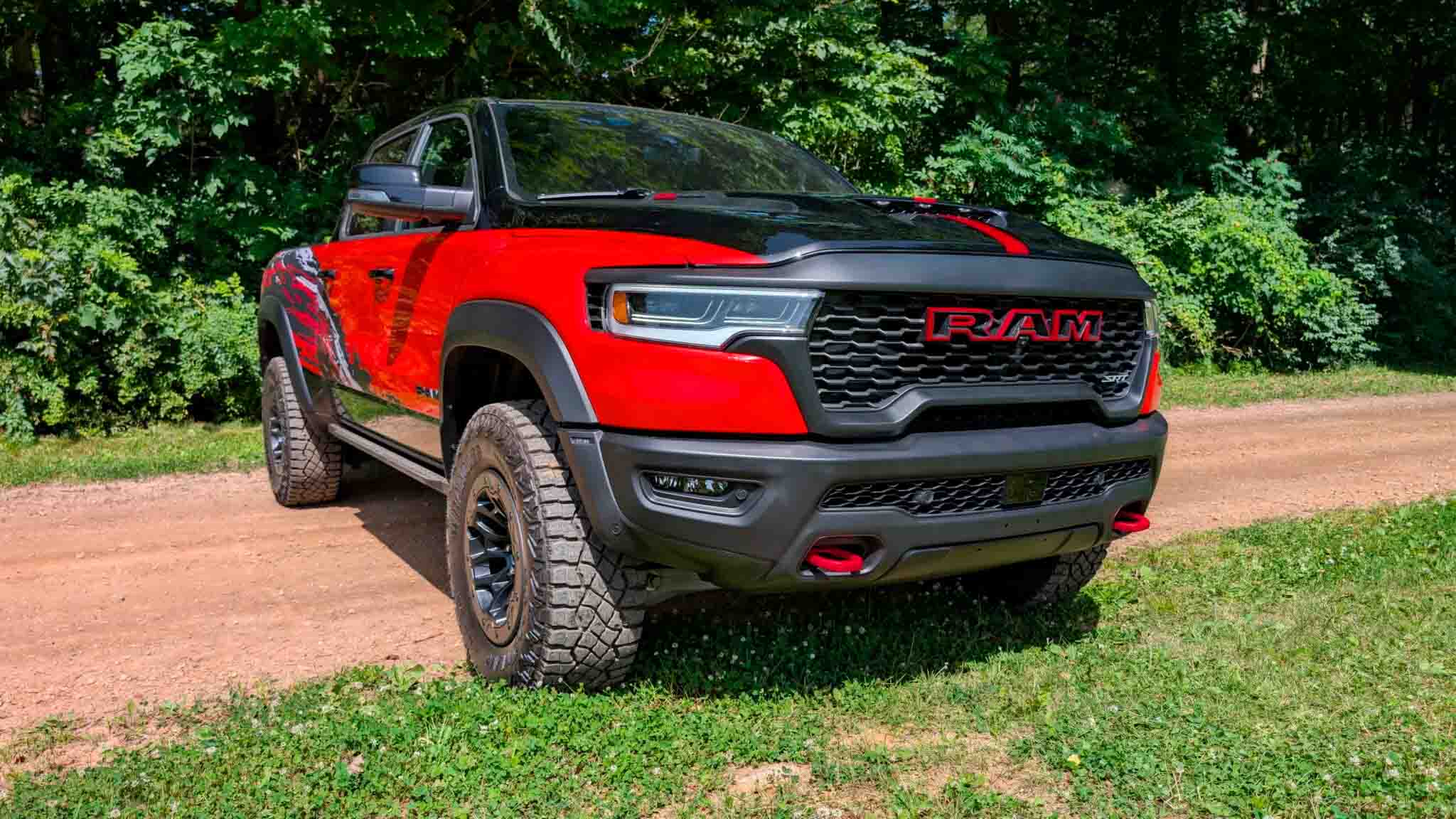 La Ram TRX 2027 regresa con un motor V8 supercargado de 777 hp, capacidades off-road extremas y un enfoque total en el desempeño.